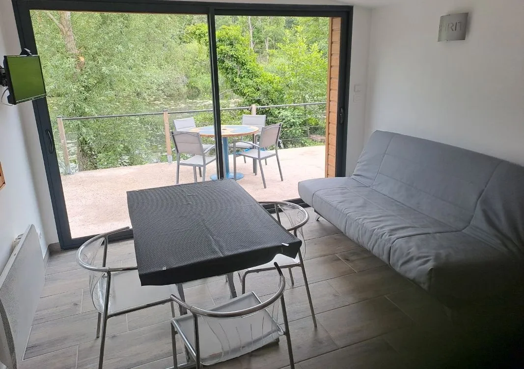 Cabane en bois dans la Somme – 3 à 5 personnes – en bord d'étang de 1000 m²