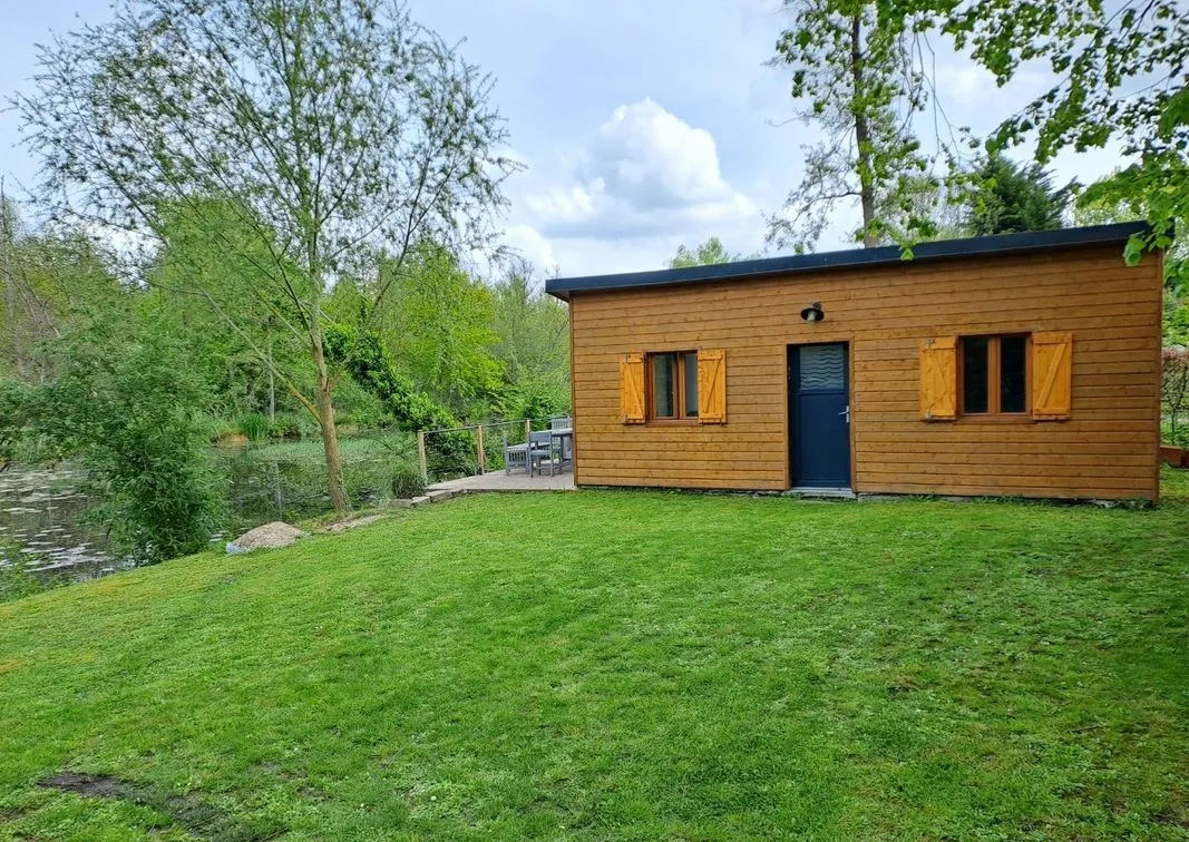 Cabane en bois dans la Somme – 3 à 5 personnes – en bord d'étang de 1000 m²