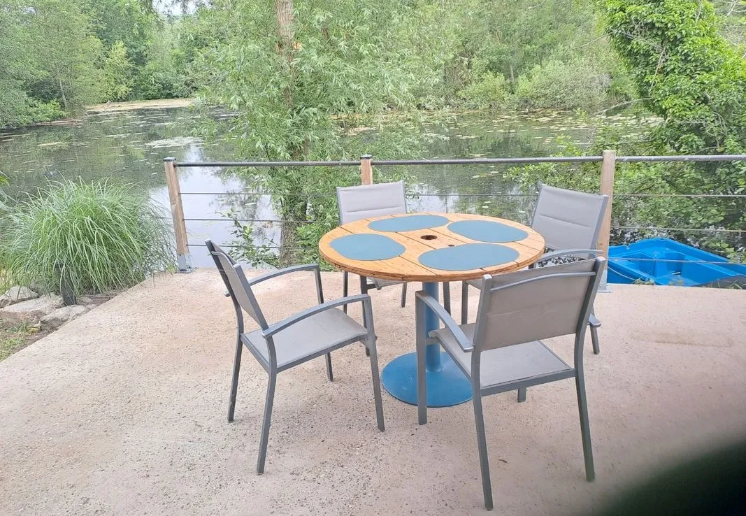 Cabane en bois dans la Somme – 3 à 5 personnes – en bord d'étang de 1000 m²