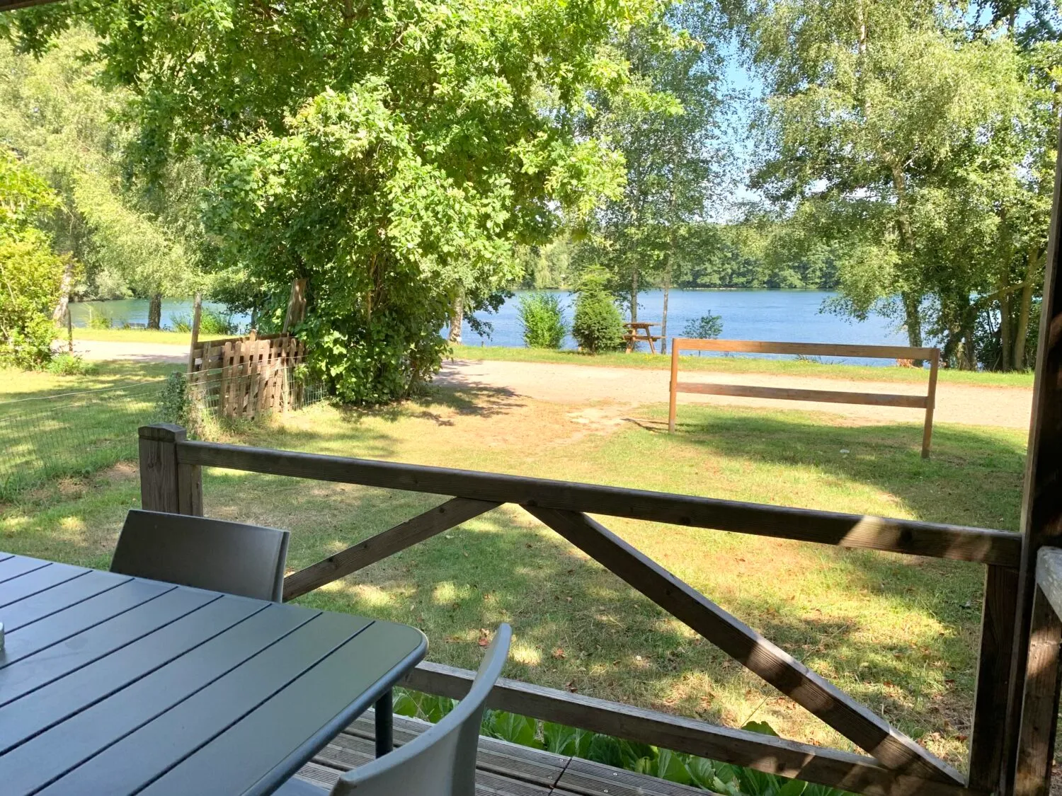 Séjour dans l’Oise – Chalet 4 personnes avec terrasse face à un étang