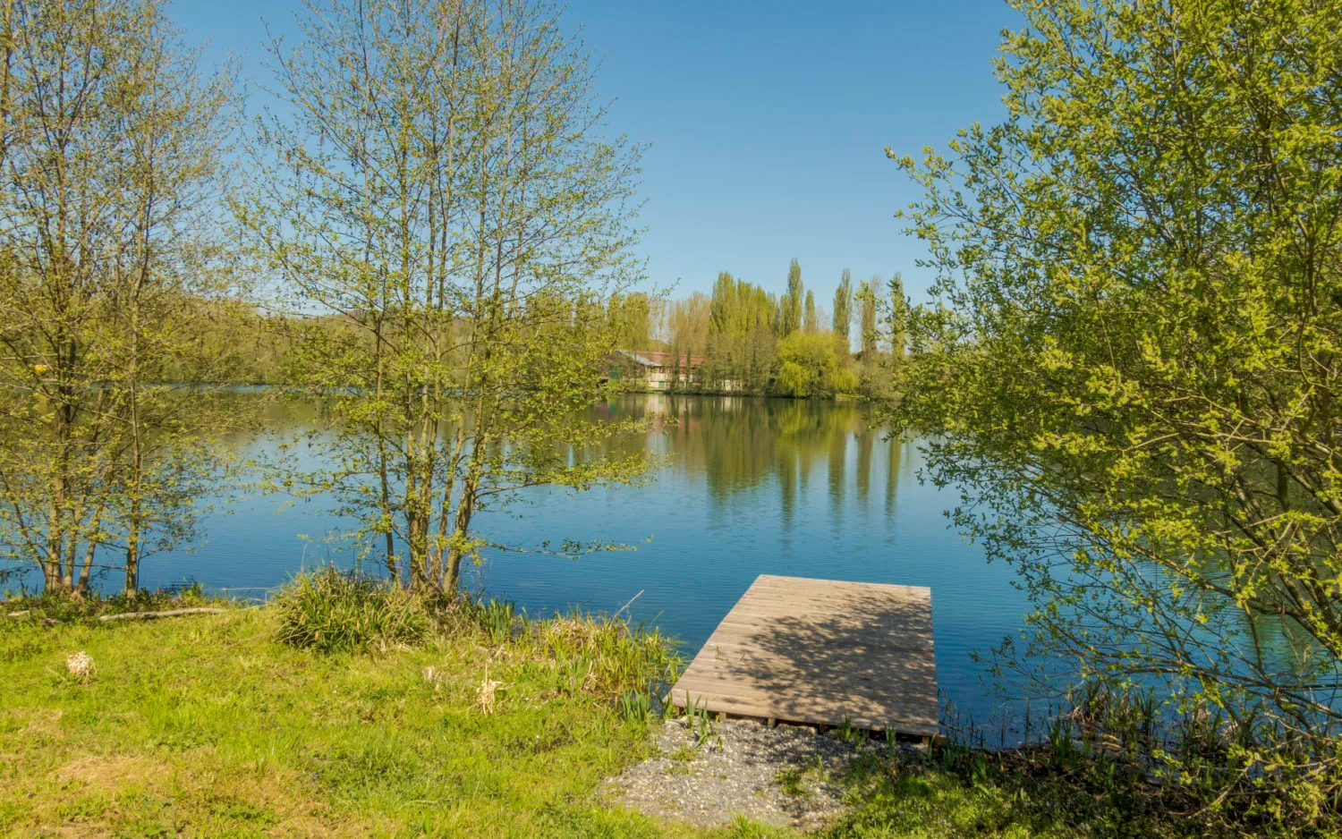 Séjour dans l’Oise – Chalet 4 personnes avec terrasse face à un étang