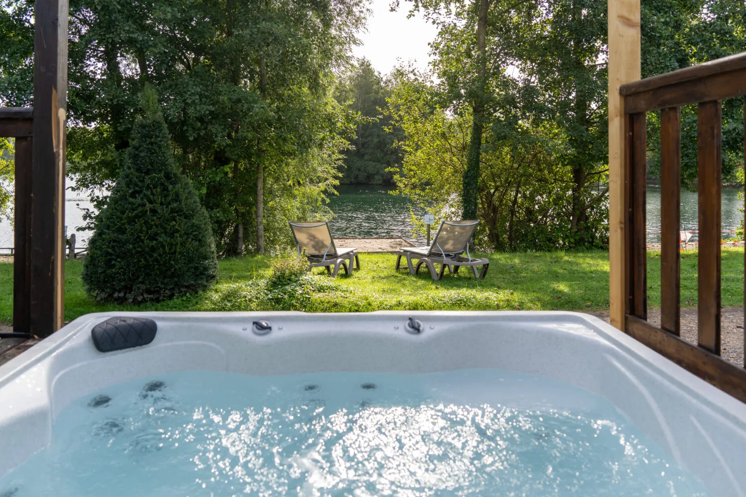 Mobile-home avec spa dans l’Oise – 6 personnes – en bord d’étang pour une pêche familiale