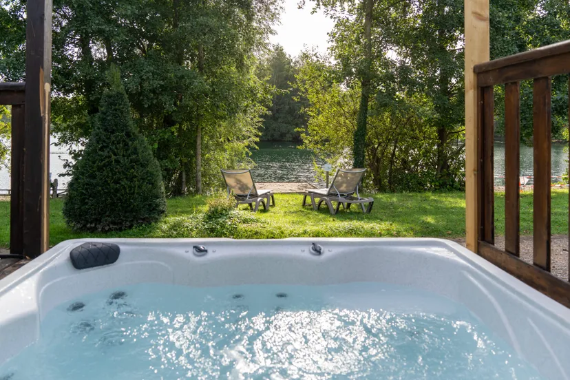 Mobile-home avec spa dans l’Oise – 6 personnes – en bord d’étang pour une pêche familiale