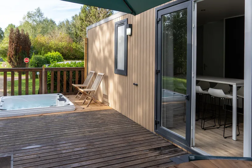 Mobile-home avec spa dans l’Oise – 6 personnes – en bord d’étang pour une pêche familiale