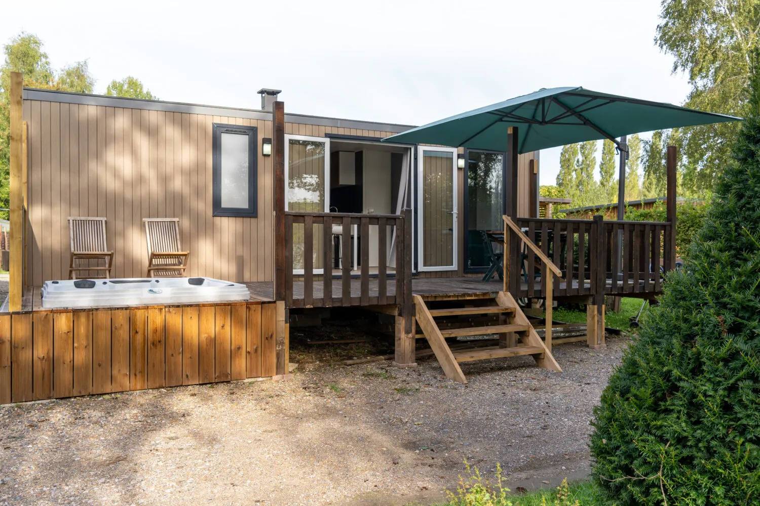 Mobile-home avec spa dans l’Oise – 6 personnes – en bord d’étang pour une pêche familiale