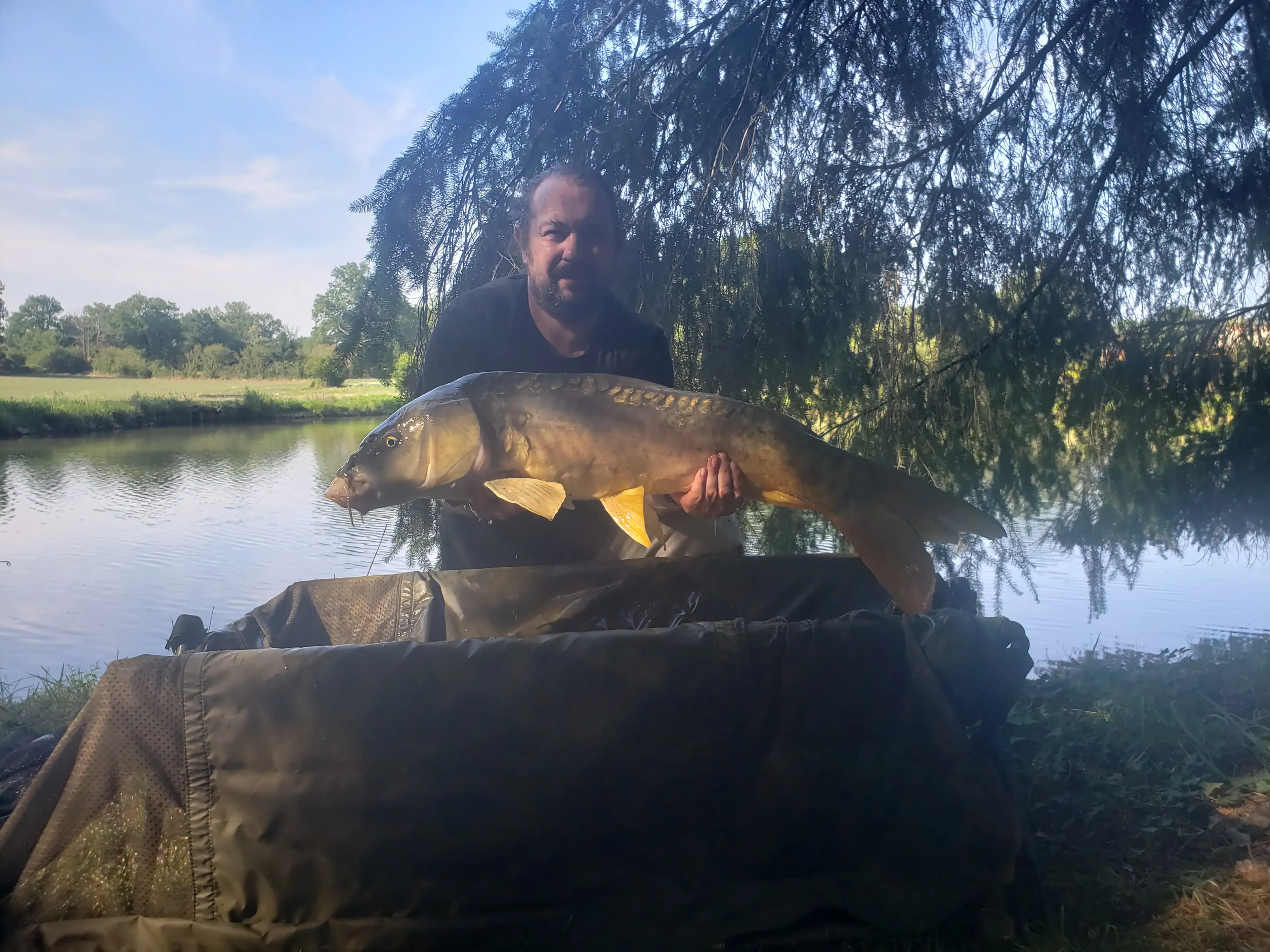 Etang au calme, pêche et détente avec terrain de pétanque