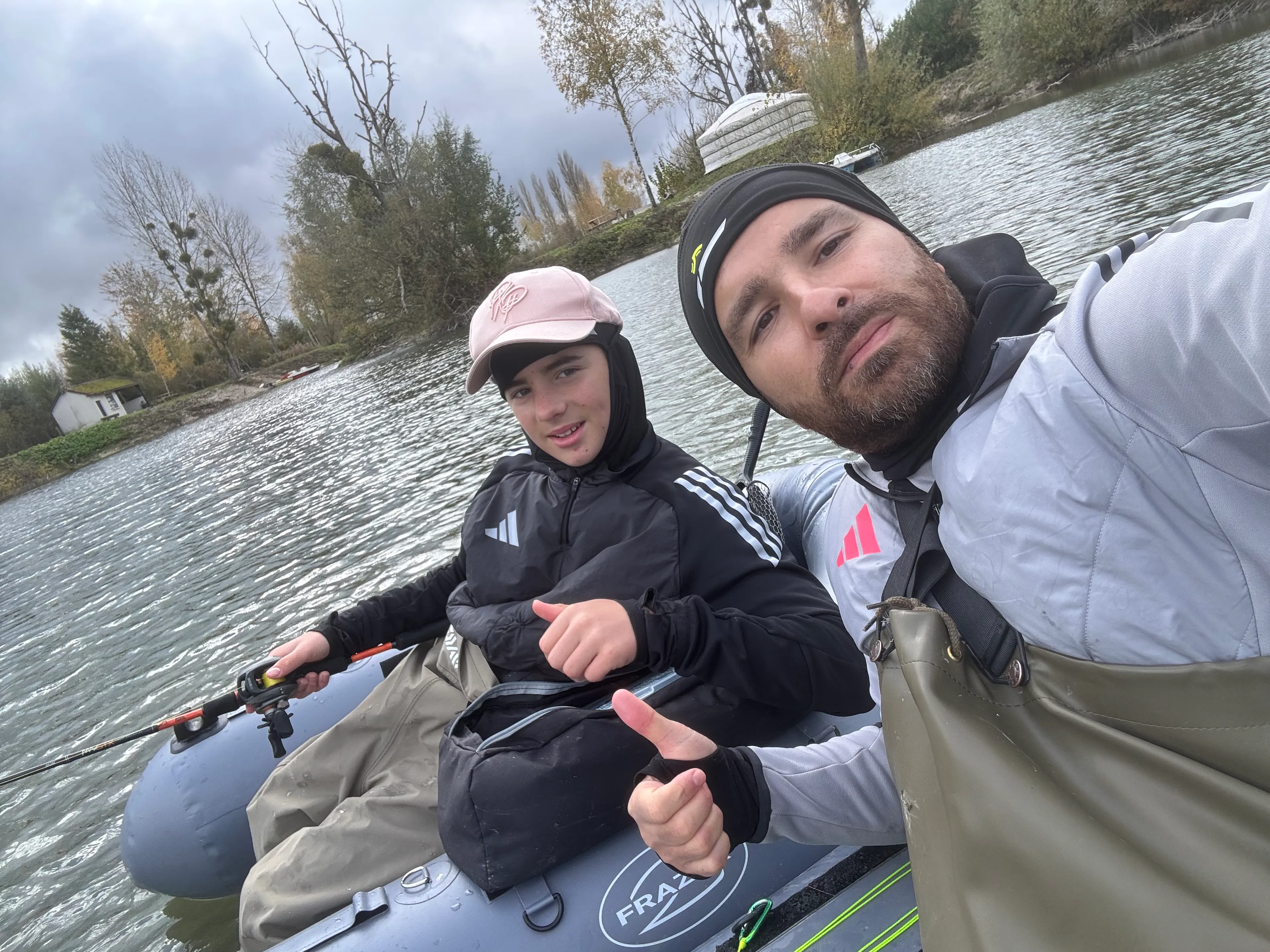 Mobil-home avec étang poissonneux dans le Grand Est