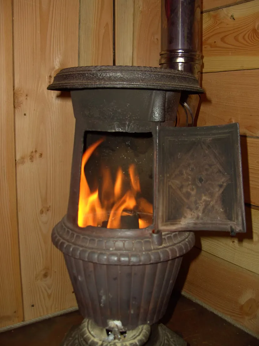 Cabane perchée en Wallonie – de 2 à 4 personnes – en lisière de rivière sauvage et d'étangs de pêche