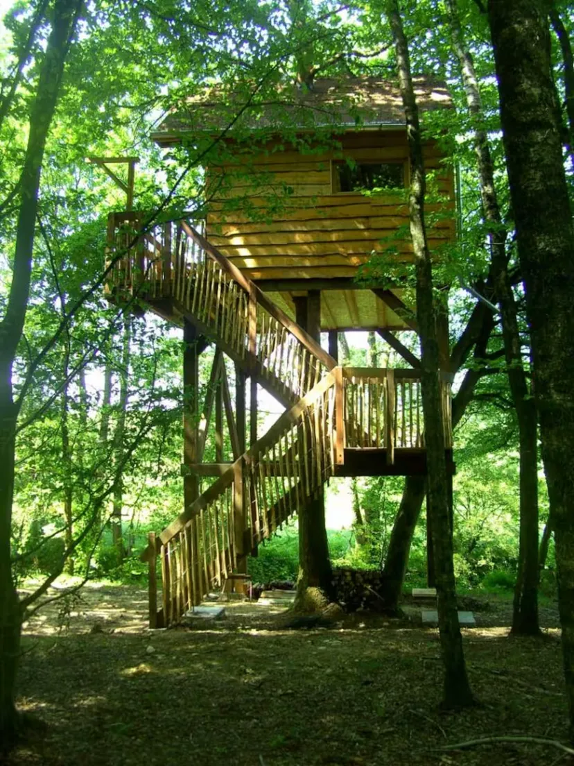 Cabane perchée en Wallonie – de 2 à 4 personnes – en lisière de rivière sauvage et d'étangs de pêche
