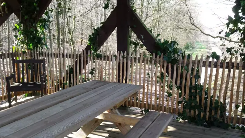 Cabane perchée en Wallonie – de 2 à 4 personnes – en lisière de rivière sauvage et d'étangs de pêche