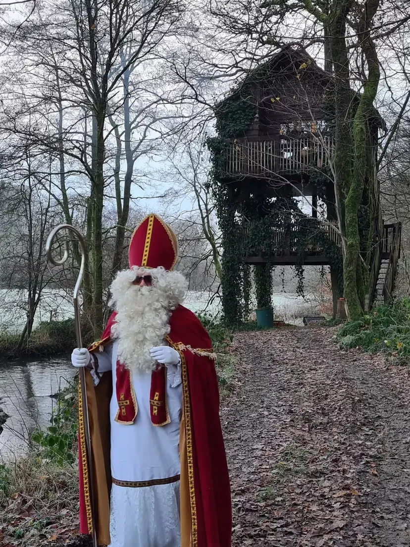 Cabane perchée en Wallonie – de 2 à 4 personnes – en lisière de rivière sauvage et d'étangs de pêche