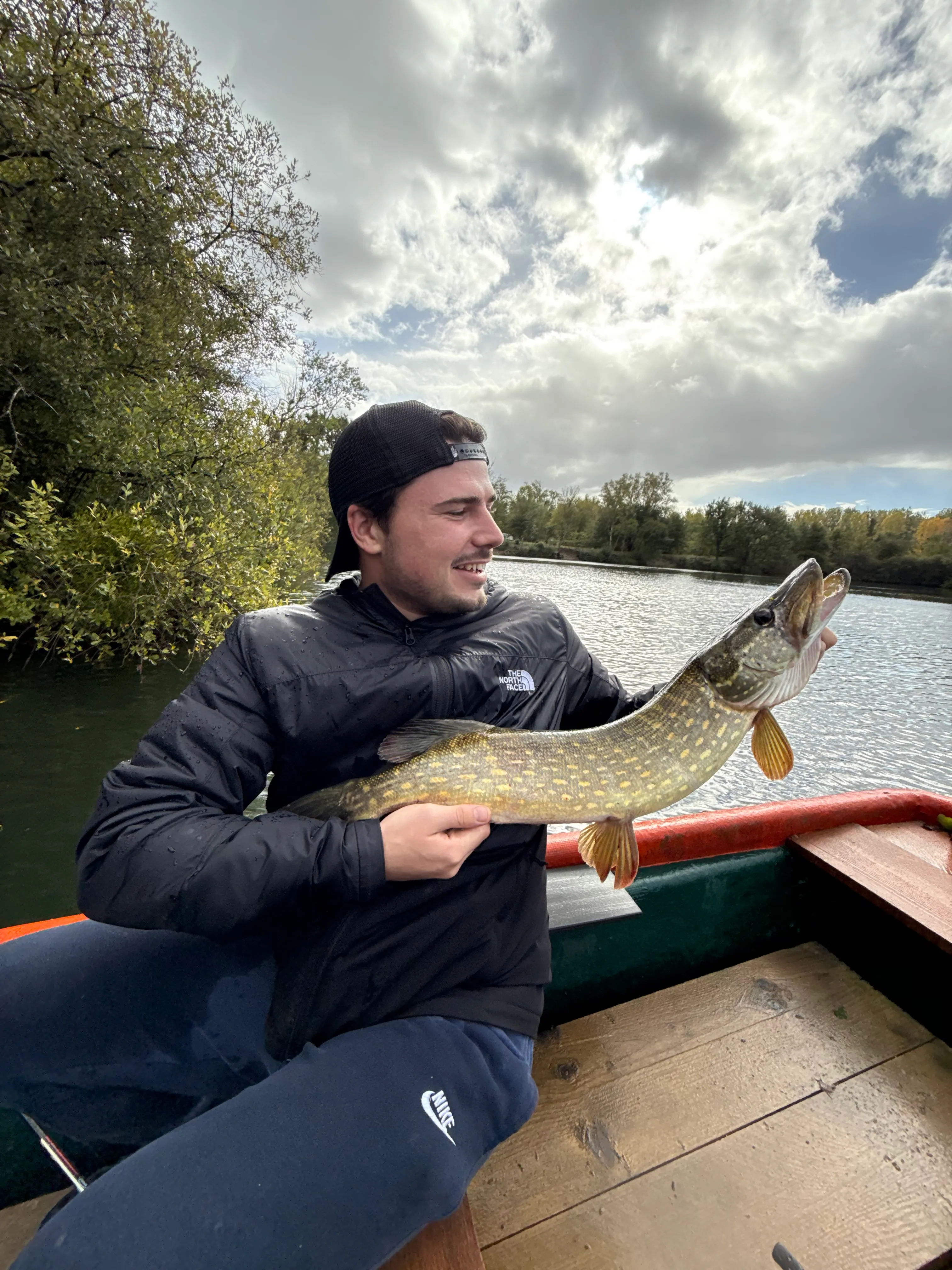 Pond of 4.94 ac just 55.92 miles from Paris