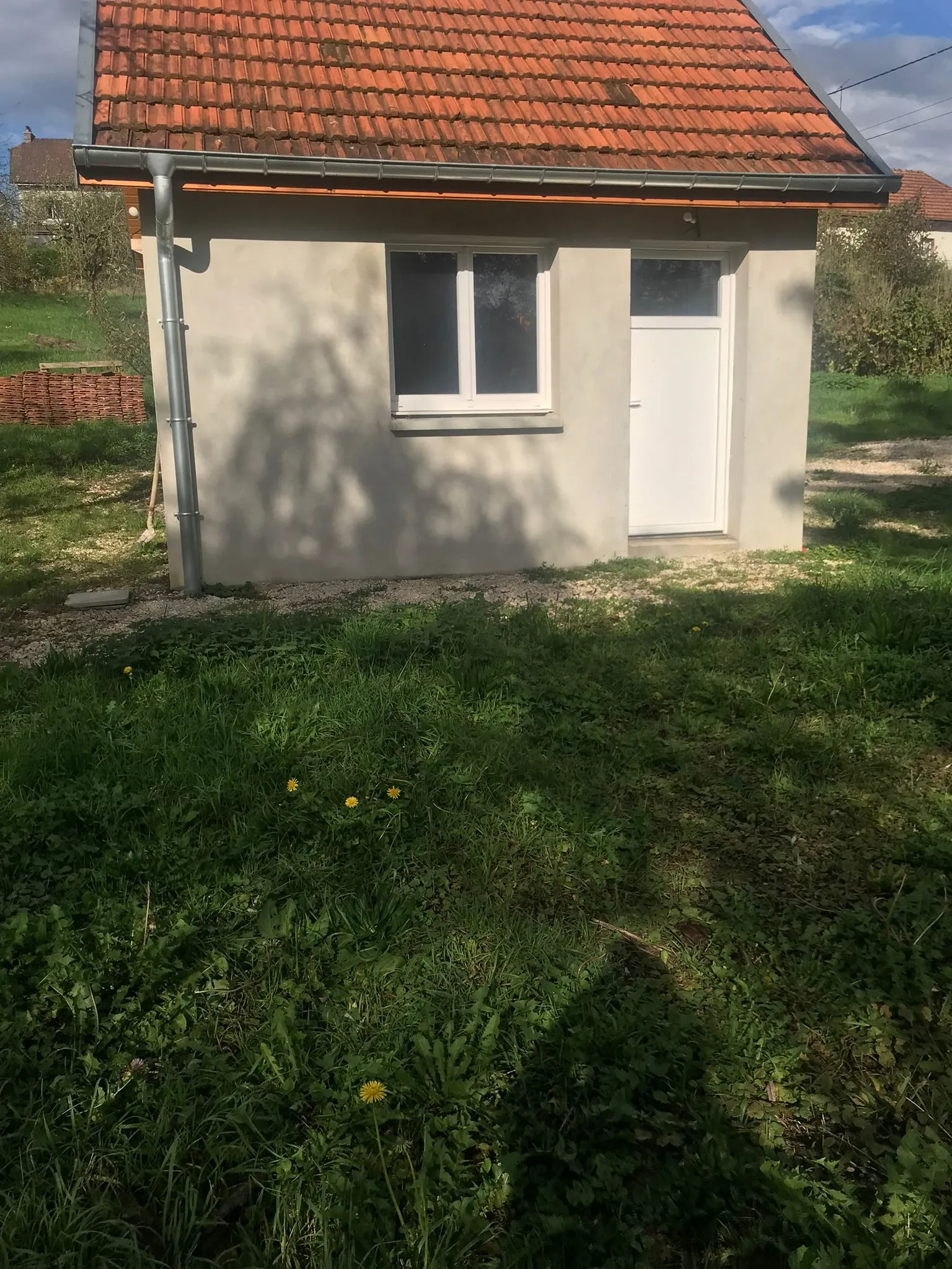 Petite maisonnette toute rénovée avec étang privé