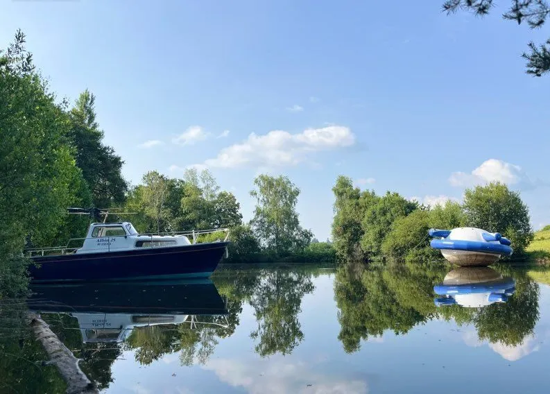 Bateau sur un étang avec ses 3 couchages