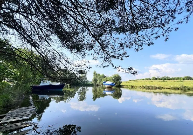 Bateau sur un étang avec ses 3 couchages