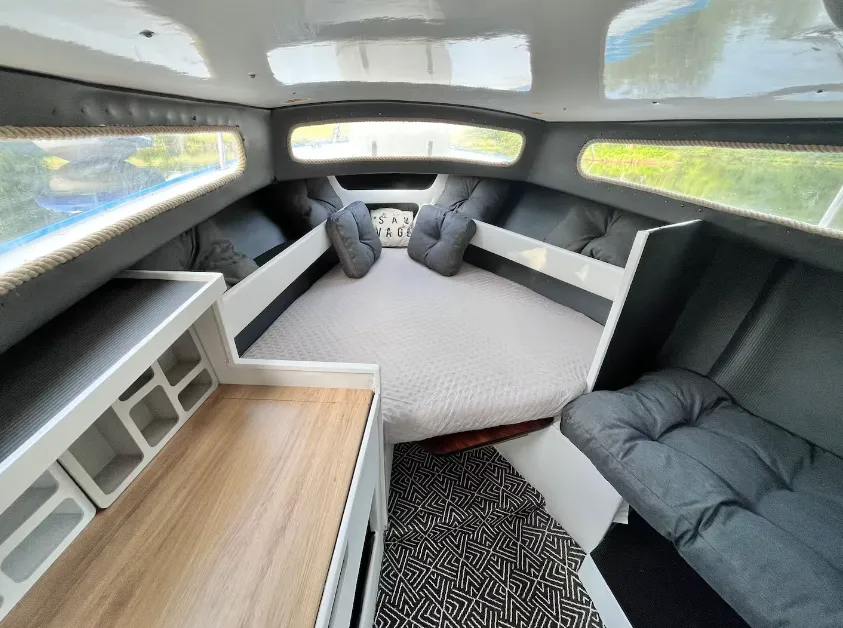 Bateau sur un étang avec ses 3 couchages