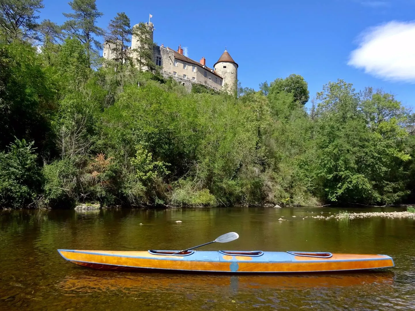 Séjour au calme sur une île en Auvergne – 2 personnes – en bord de rivière