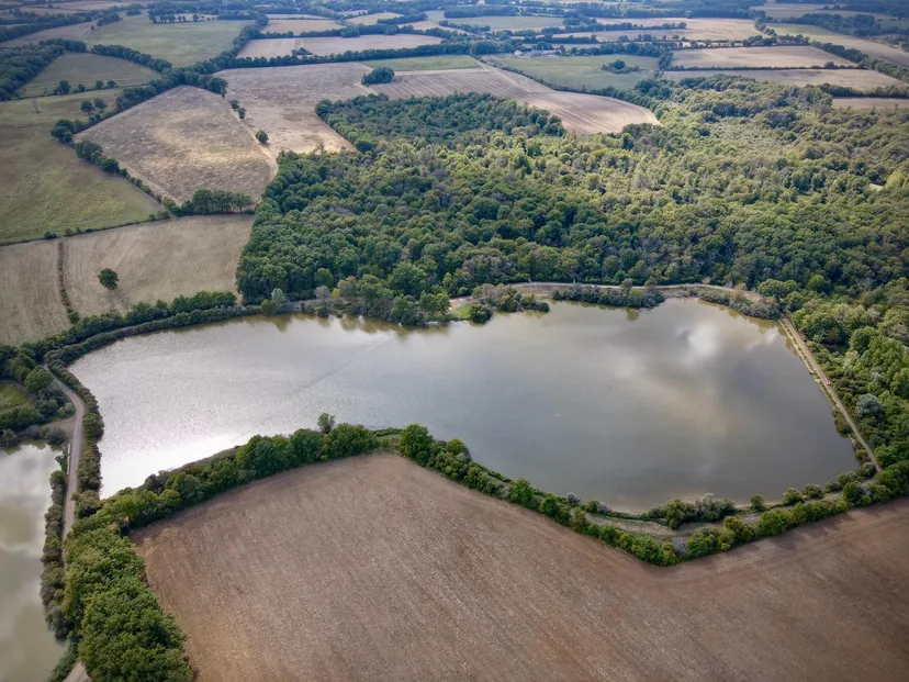 Tente tout équipée au bord de plusieurs étangs en pleine nature