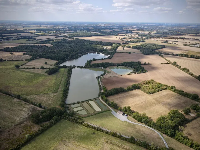 Tente tout équipée au bord de plusieurs étangs en pleine nature