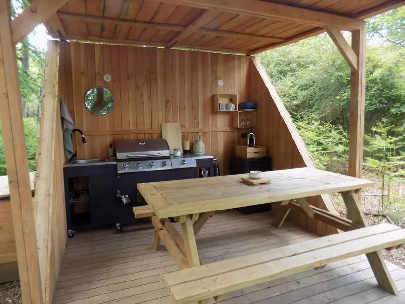 Tente tout équipée au bord de plusieurs étangs en pleine nature