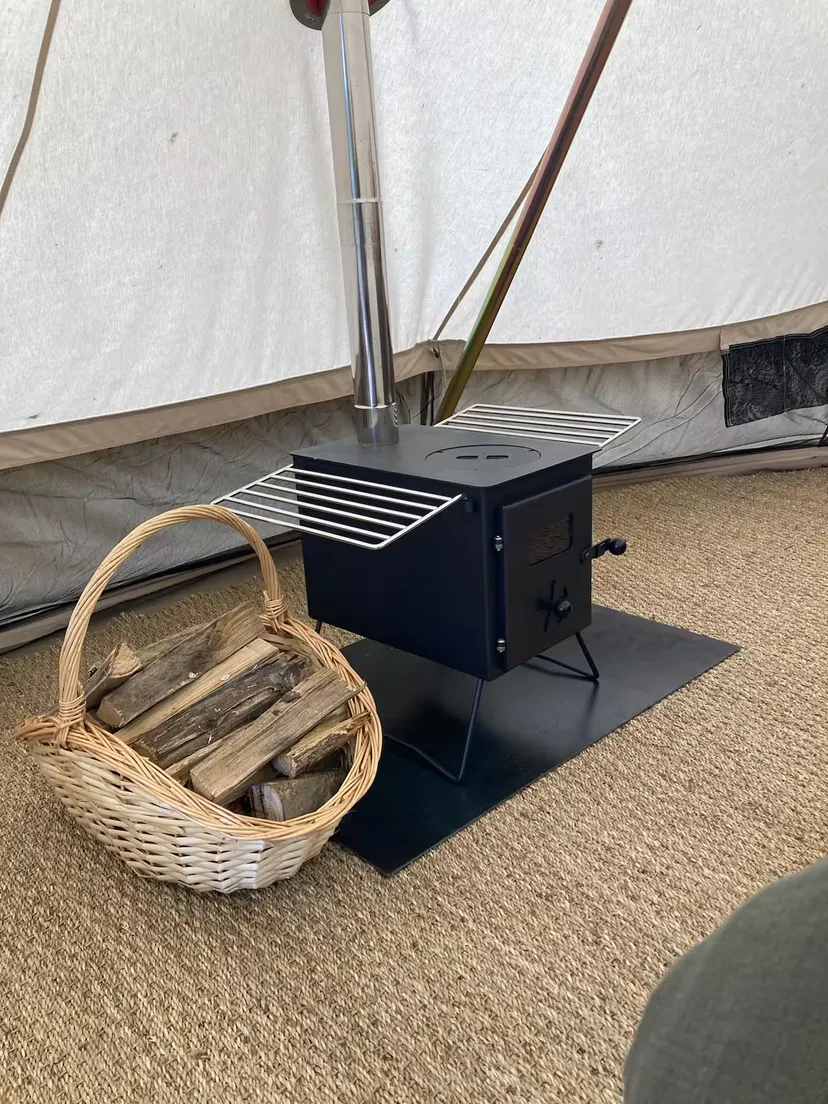 Tente tout équipée au bord de plusieurs étangs en pleine nature