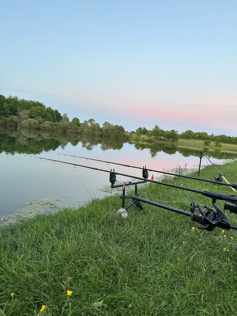 Tente tout équipée au bord de plusieurs étangs en pleine nature