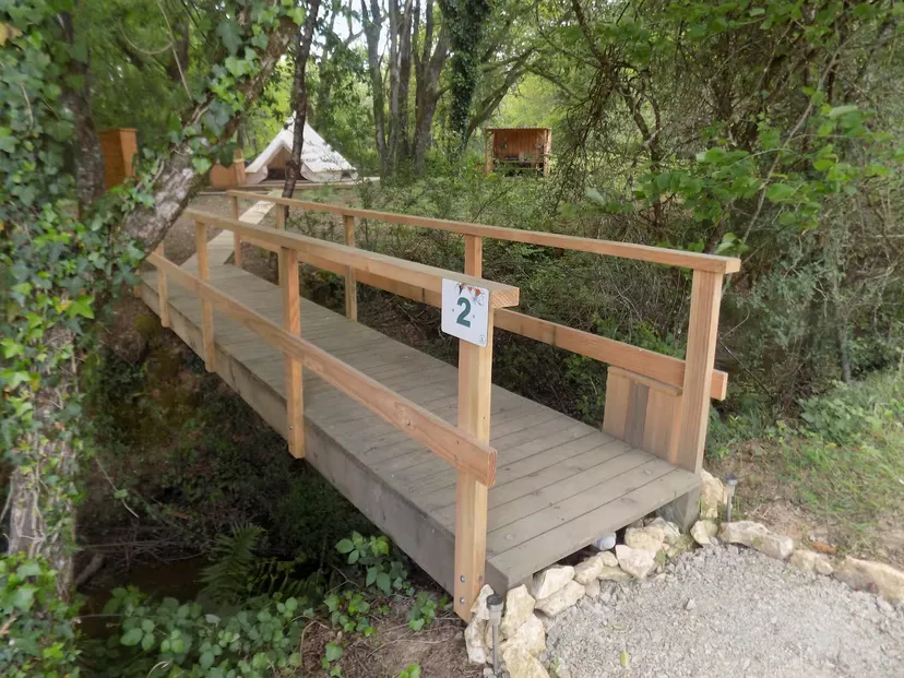 Tente tout équipée au bord de plusieurs étangs en pleine nature