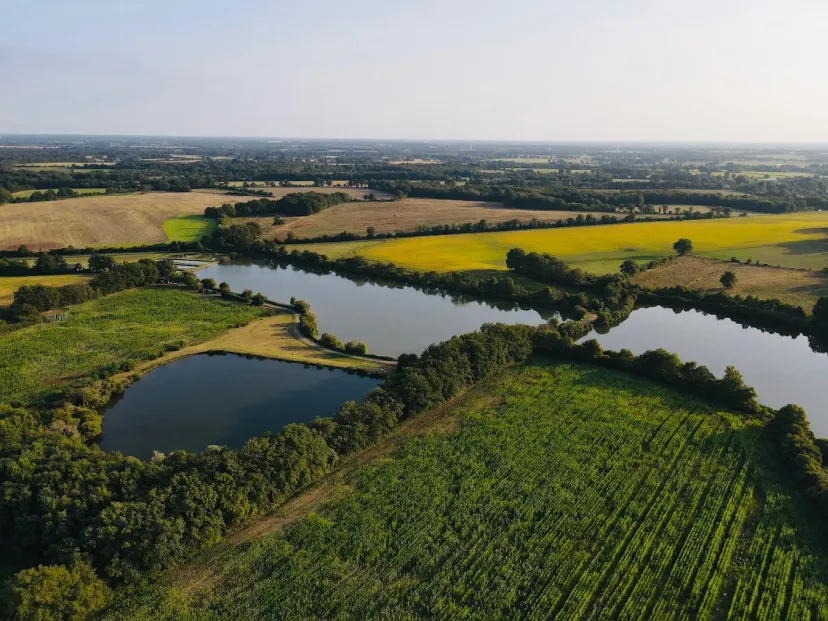 Tente tout équipée au bord de plusieurs étangs en pleine nature