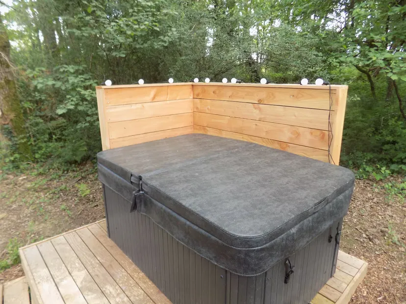 Tente tout équipée au bord de plusieurs étangs en pleine nature
