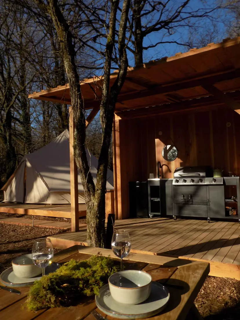 Tente de luxe avec vue sur l’étang et spa privatif