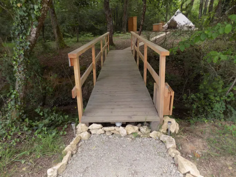 Tente de luxe avec vue sur l’étang et spa privatif