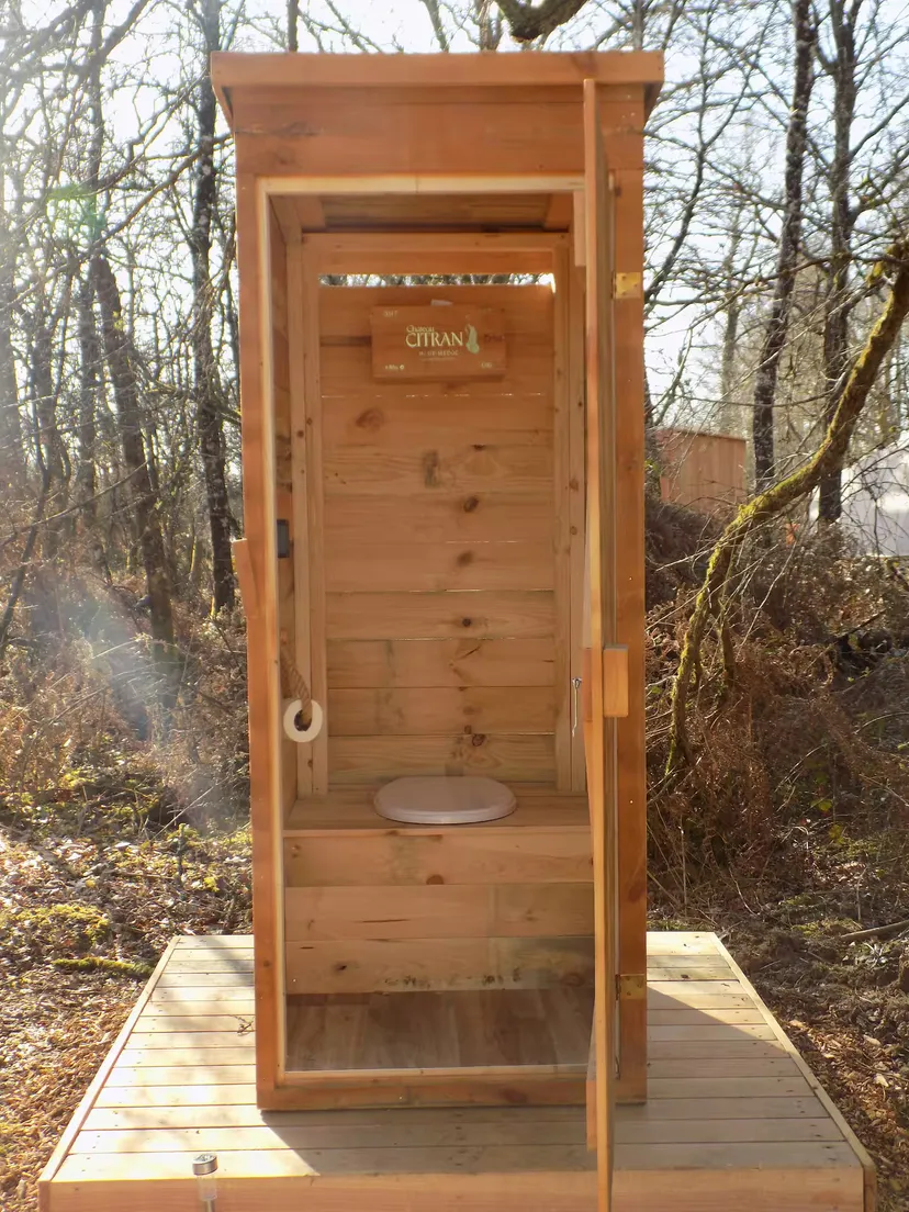 Tente de luxe avec vue sur l’étang et spa privatif