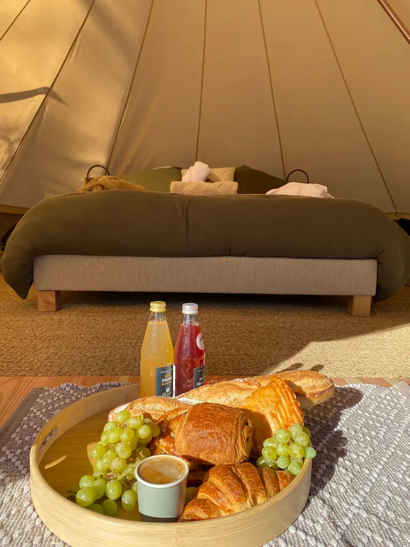 Tente de luxe avec vue sur l’étang et spa privatif