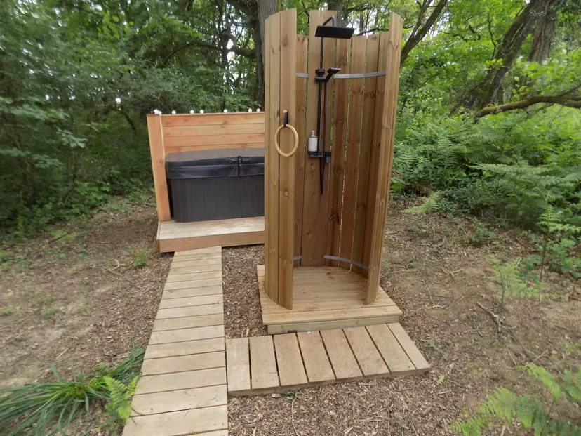 Tente de luxe avec vue sur l’étang et spa privatif