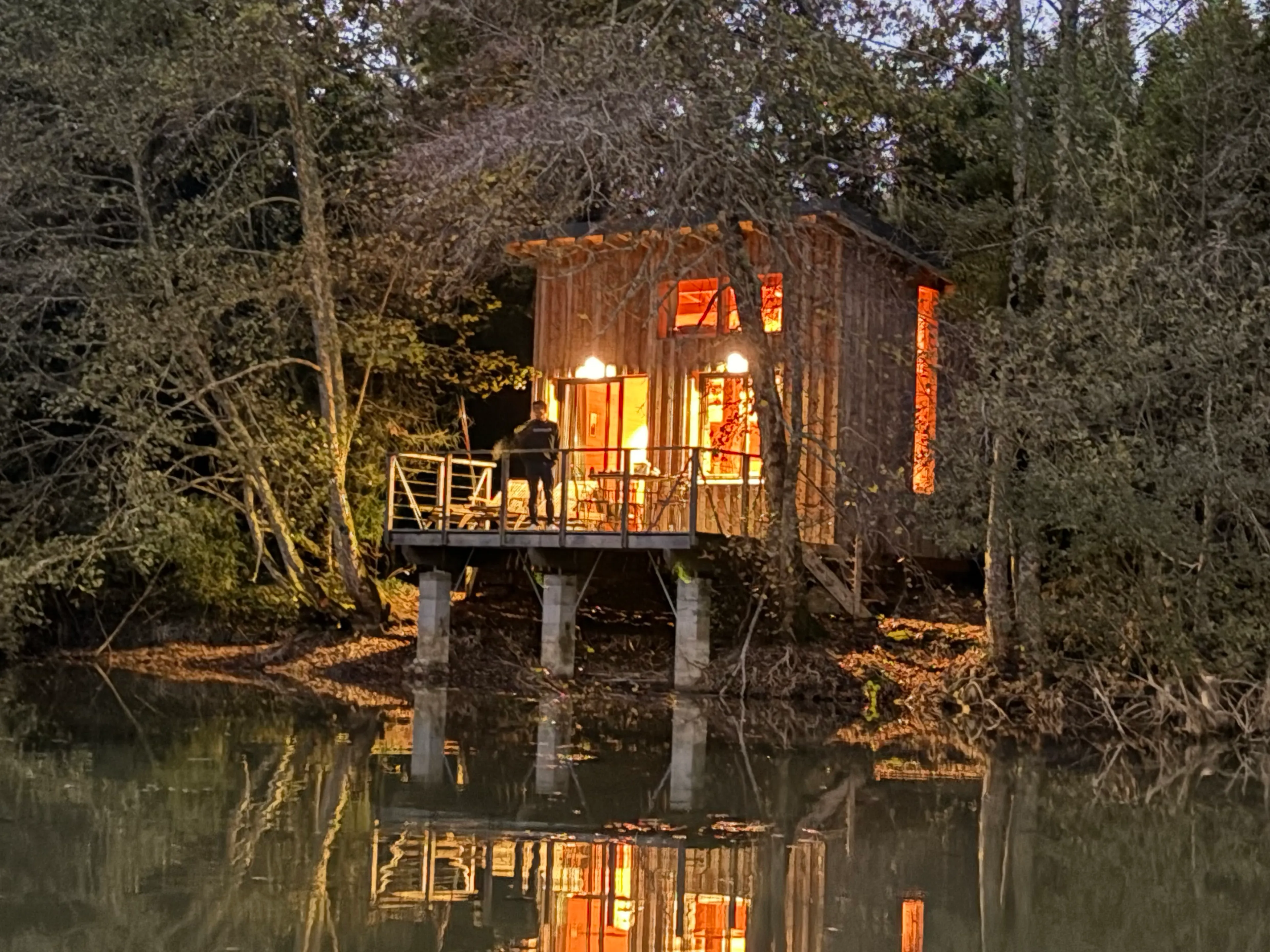 Cabane d’évasion avec son étang privé et sa tranquillité