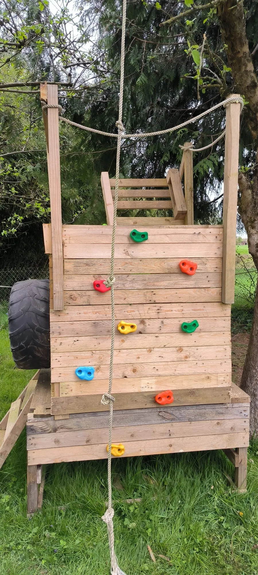 Etang de pêche clos avec petit air de jeux