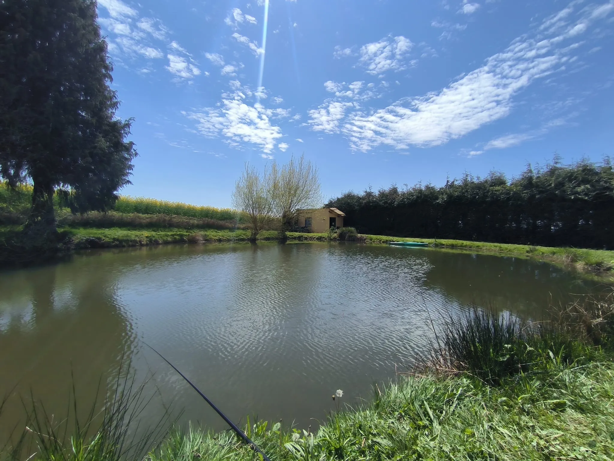 Etang de pêche clos avec petit air de jeux