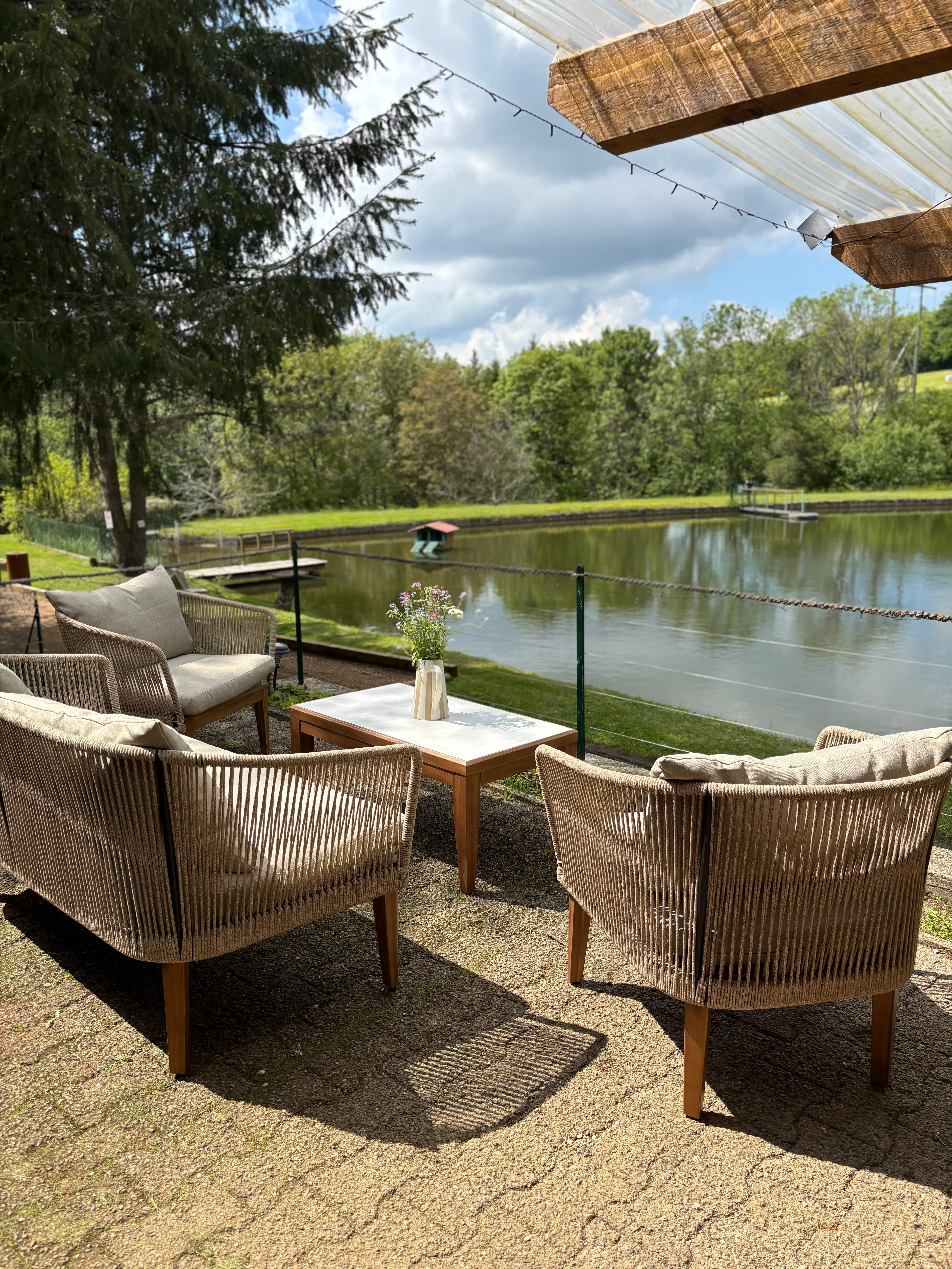 Chalet familial avec étang privé et grand jardin en Auvergne