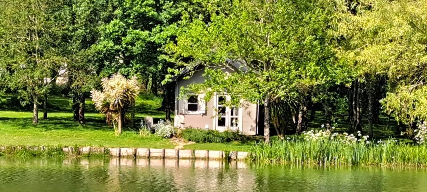 Chalet bois en Bretagne Sud – 2 personnes – En bord d’étang privatif