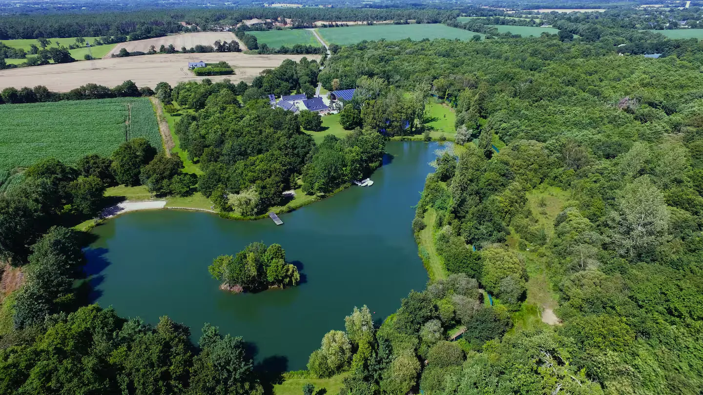 Chalet bois en Bretagne Sud – 2 personnes – En bord d’étang privatif