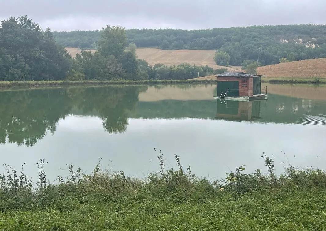 Étang d’un hectare pour camper et pêcher en No-kill dans la campagne pennoise