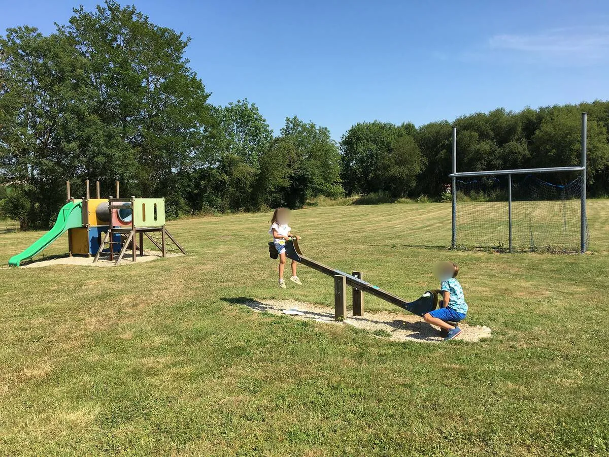 En Nouvelle-Aquitaine, gîte 8 personnes accessible PMR en bord d’étang de 10 ha