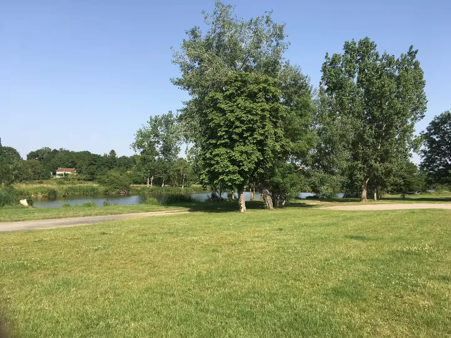 En Nouvelle-Aquitaine, gîte 8 personnes accessible PMR en bord d’étang de 10 ha