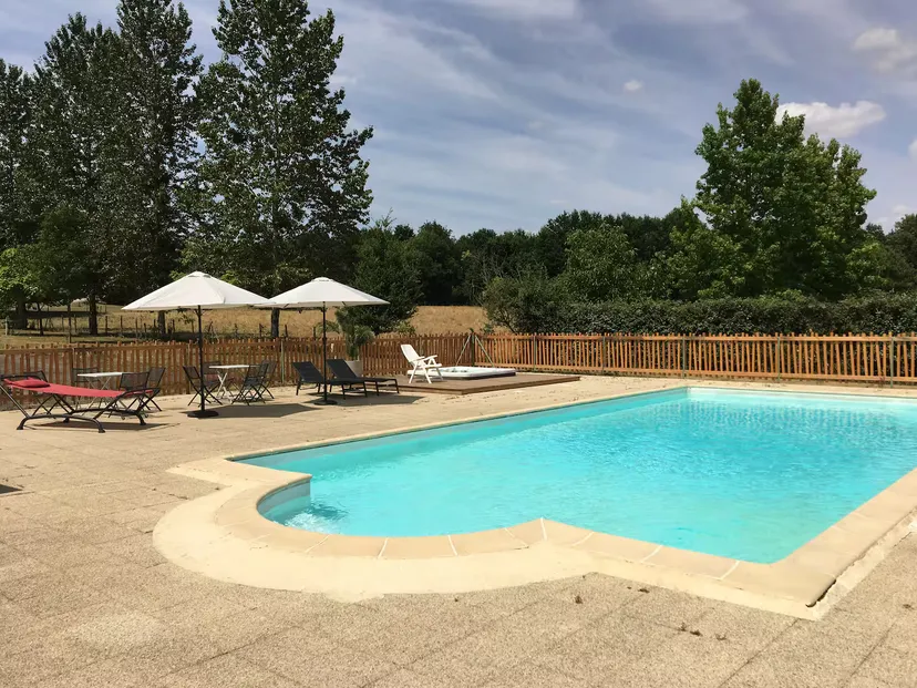 En Nouvelle-Aquitaine, gîte 8 personnes accessible PMR en bord d’étang de 10 ha