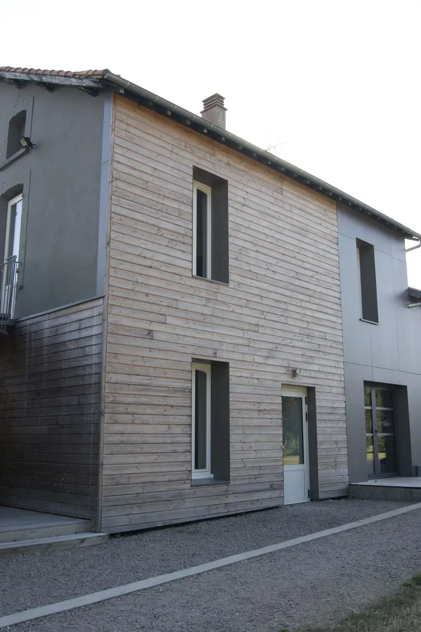 En Nouvelle-Aquitaine, gîte 8 personnes accessible PMR en bord d’étang de 10 ha