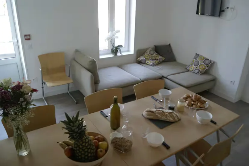 En Nouvelle-Aquitaine, gîte 8 personnes accessible PMR en bord d’étang de 10 ha