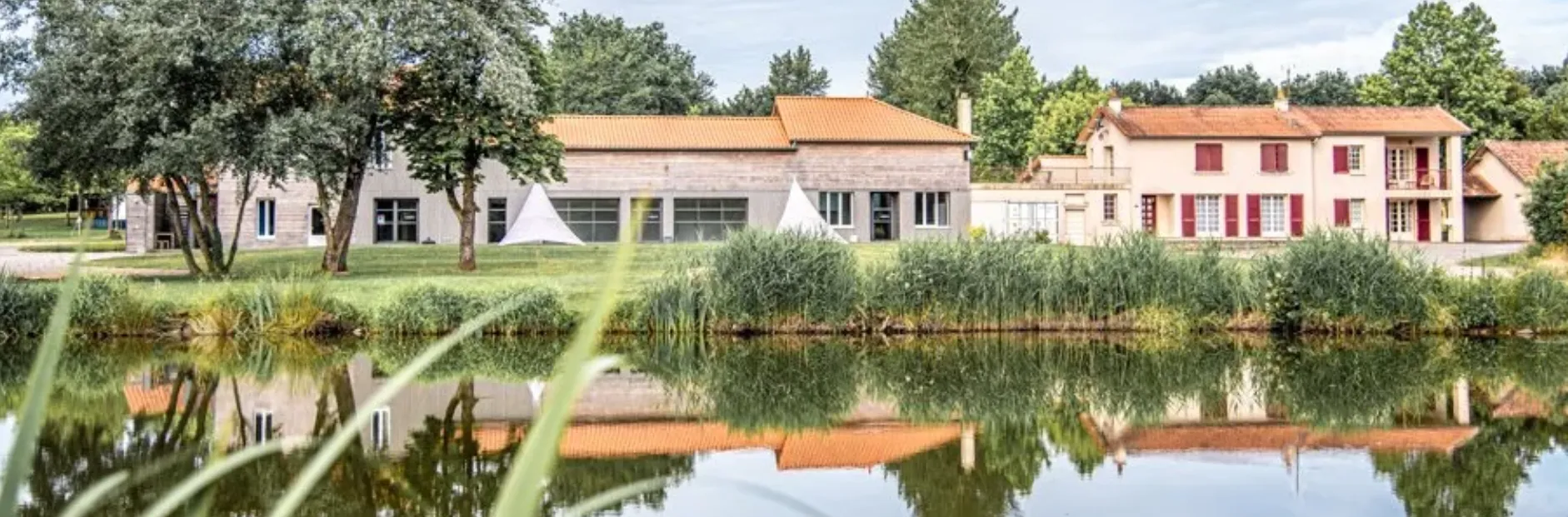 En Nouvelle-Aquitaine, gîte 8 personnes accessible PMR en bord d’étang de 10 ha
