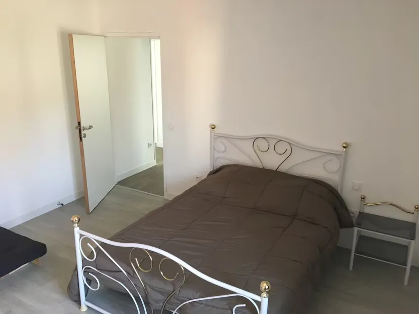 En Nouvelle-Aquitaine, gîte 8 personnes accessible PMR en bord d’étang de 10 ha