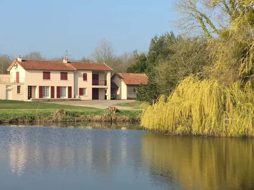Séjour dans gite familial en Deux-Sèvres – 14 personnes avec accès lac de 10 ha et piscine partagée
