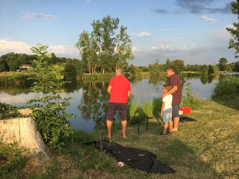 Séjour dans gite familial en Deux-Sèvres – 14 personnes avec accès lac de 10 ha et piscine partagée